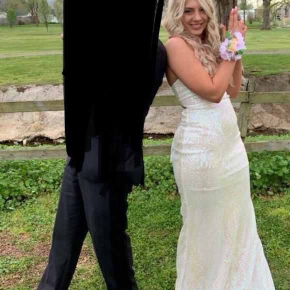 Prom dress - Picture 2 of 4